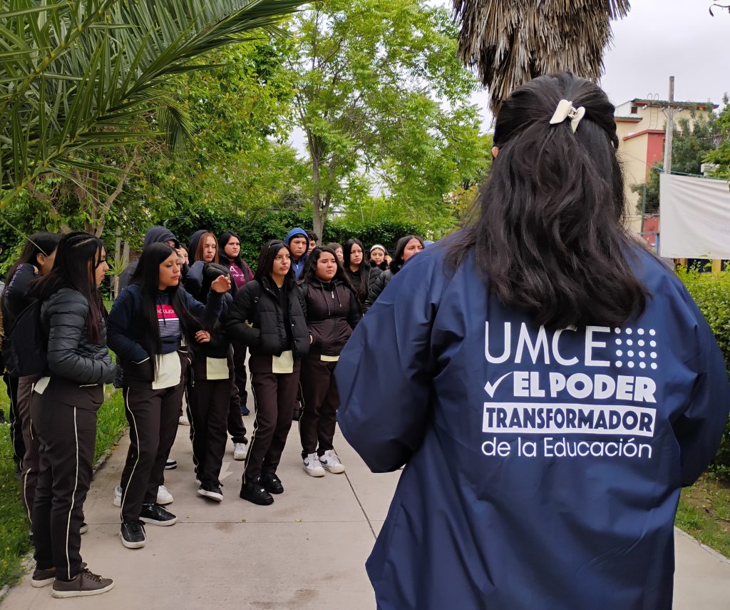 Estudiantes llegando a la feria